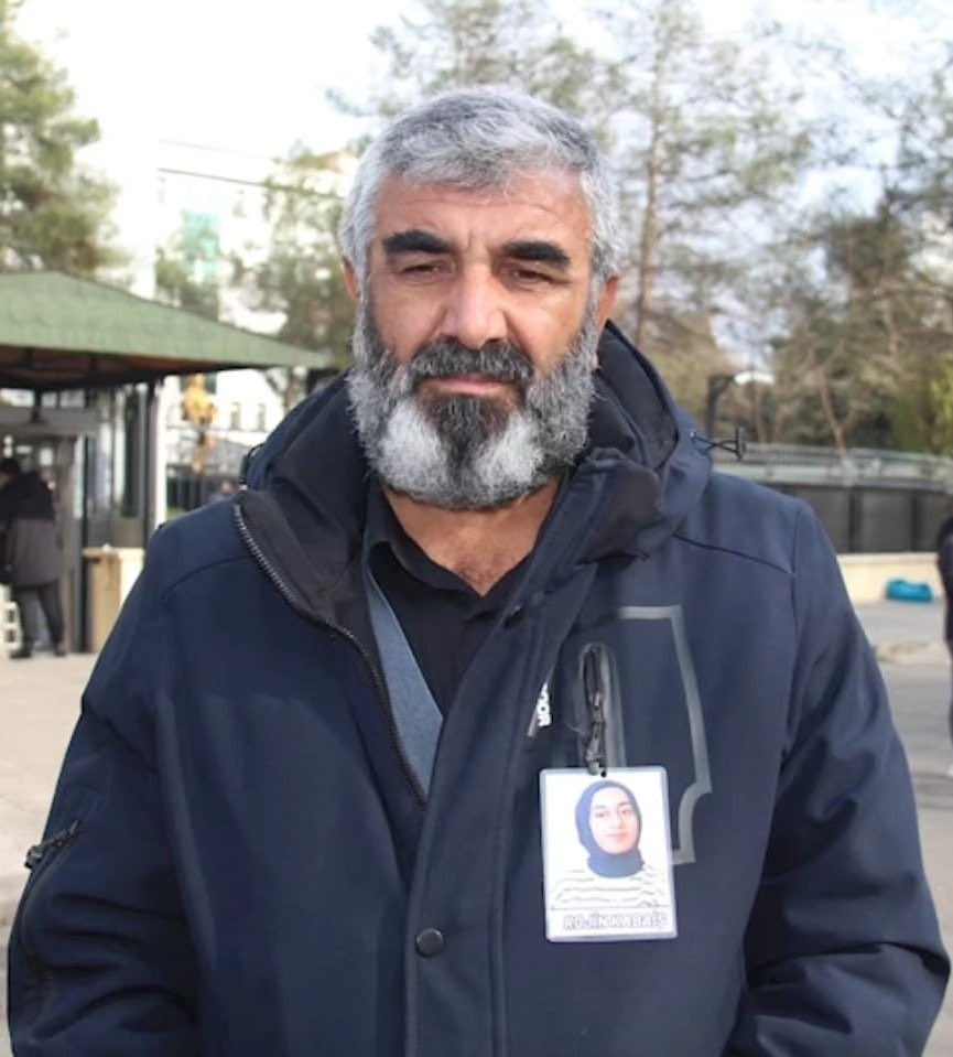 Babası gariban bir kürt diye mi sesini duymuyorsunuz ya da medyatik avukatları yok diye mi? İkiyüzlüsünüz. Rojin’in ailesine destek vermeyen herkes ikiyüzlü. #RojinİcinVanUniHesapVer