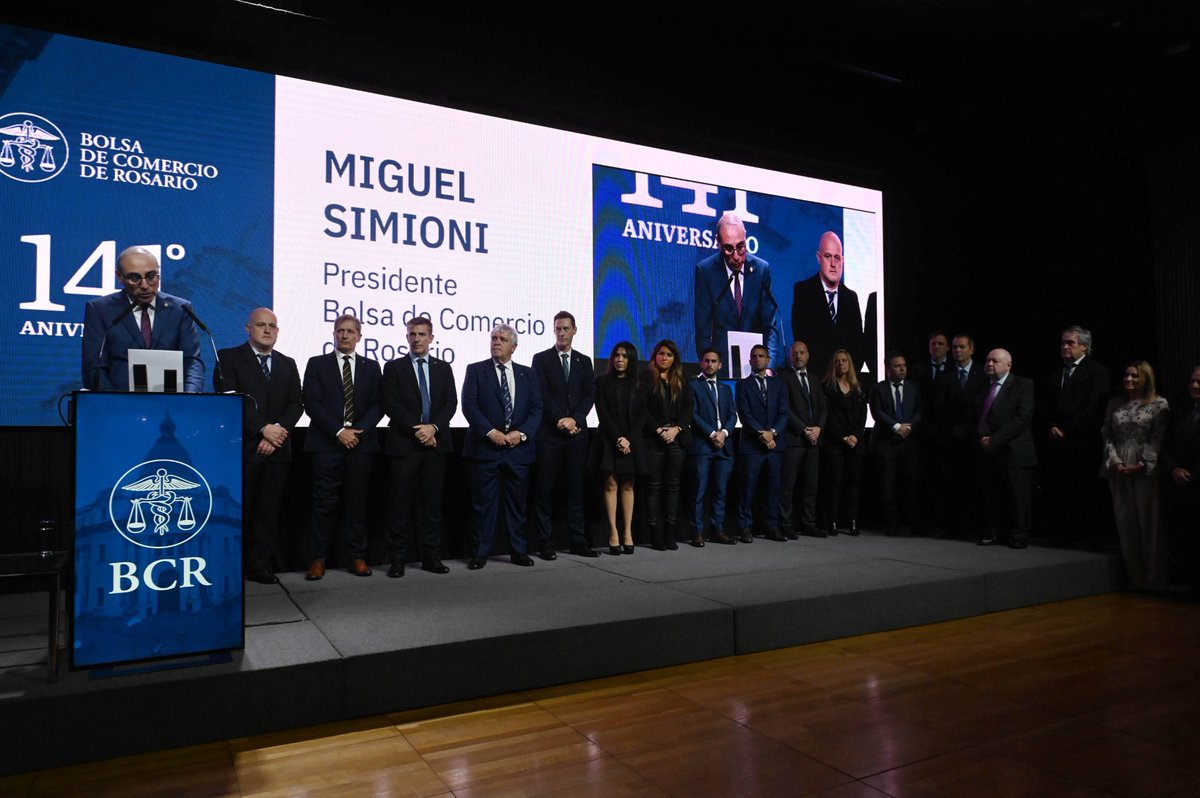 MAVSAOficial's tweet photo. 👏141° #AniversarioBCR

Acompañamos a @BolsaRosario en su 141° Aniversario.

En este marco, la agenda comenzó con una reunión ejecutiva en nuestras oficinas con autoridades de @CNVArgentina, su presidente, Roberto E. Silva, Sonia F. Salvatierra, vicepresidente, y la directora vocal, Laura Herbón. En representación de MAV, estuvieron nuestro presidente @CuradoAlberto , acompañado por @LucianiFer, director ejecutivo - CEO de MAV, mesa directiva y directores ejecutivos de MAV.

🤝Este encuentro tuvo por objetivo tratar el marco normativo de los instrumentos de financiamiento que se desarrollarán y se destacaron las ventajas competitivas de algunos de los productos que MAV lanzó recientemente, como el Pagaré Bursátil a la Vista. En este contexto, Curado y Luciani se mostraron abiertos al diálogo y a disposición para seguir trabajando en equipo y mantener tratativas a los fines de robustecer el #MercadoDeCapitales y continuar diseñando herramientas de financiamiento a la medida de las demandas y necesidades de los sectores productivos.

Seguidamente, tuvo lugar el tradicional acto de BCR en celebración de su 141° Aniversario, que inició con unas palabras de homenaje de su presidente, Miguel Simioni, en las que agradeció el trabajo conjunto de todos los equipos, asociados, instituciones y el ecosistema de mercados. Por otra parte, en el discurso de despedida de su gestión, destacó el trabajo activo llevado a cabo junto con MAV a lo largo de todo el año para impulsar el financiamiento de obras de infraestructura pública y federalizar el conocimiento del Mercado de Capitales a todo el país.

La ceremonia también contó con los discursos de las autoridades de gobierno, @pablojavkin, intendente de Rosario, @maxipullaro, gobernador de Santa Fe, y @JMilei, presidente de la Nación.

Agradecemos la invitación, ¡siempre un placer acompañar a BCR!
