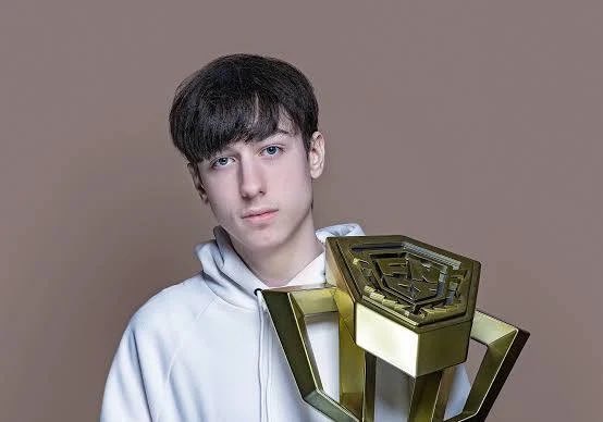 Elite Momo tweet media