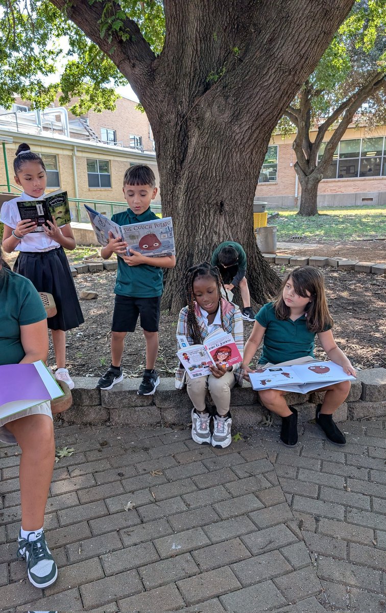 MsPatelLibrary's tweet image. Our students had a blast checking out books and reading under the trees in the courtyard! 🌳📖 There's something magical about stories coming to life in the fresh air and sunshine! ☀️ @DISD_Libraries @CasaViewES
