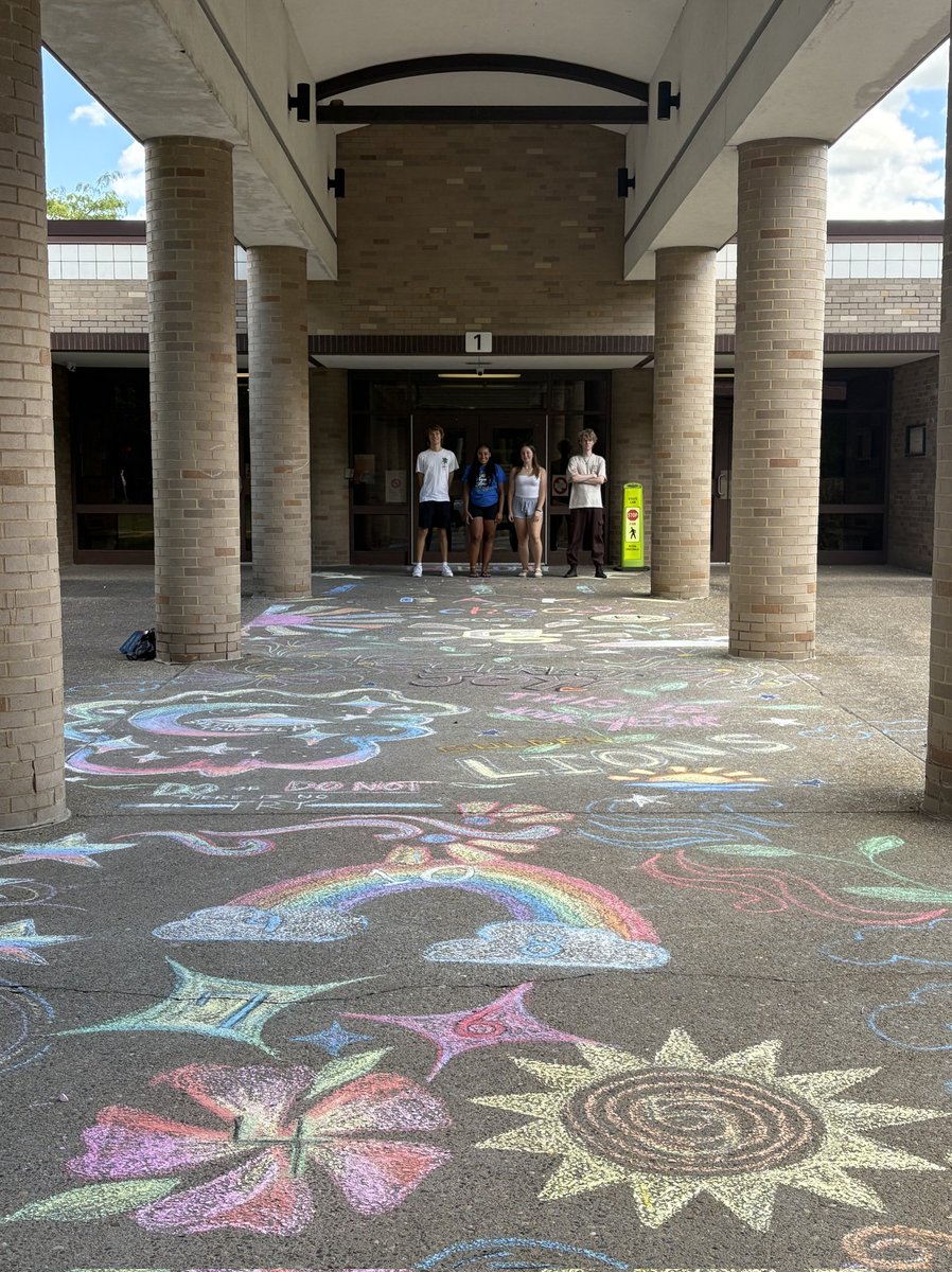 ColeUfology's tweet photo. First National Art Honors Society meeting of the year! Did some fun stuff with my friends! #gshs #nahs https://t.co/FFapxJUhw4