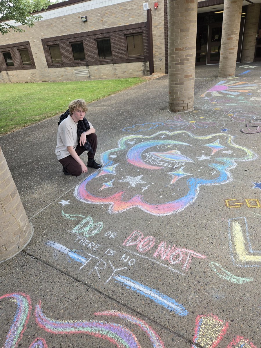ColeUfology's tweet photo. First National Art Honors Society meeting of the year! Did some fun stuff with my friends! #gshs #nahs https://t.co/FFapxJUhw4