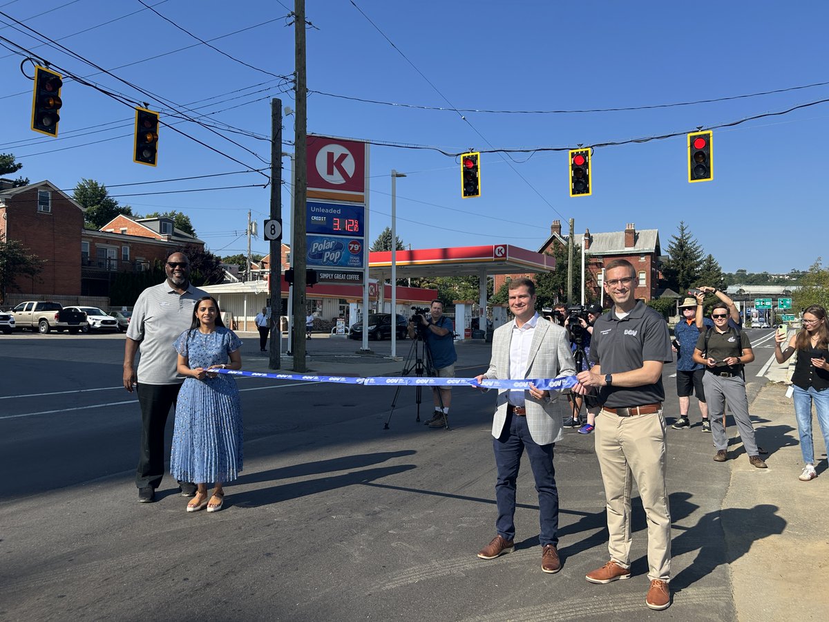 covingtonkygov's tweet photo. 🚲 One week ago, we cut the ribbon on our first dedicated bike lane, stretching along W. 4th St from Garrard to Johnson.

This project was made possible thanks to a partnership with KYTC and @TriStateTrails. It represents safer streets and a more connected Covington. https://t.co/ZKkYqU7DfE