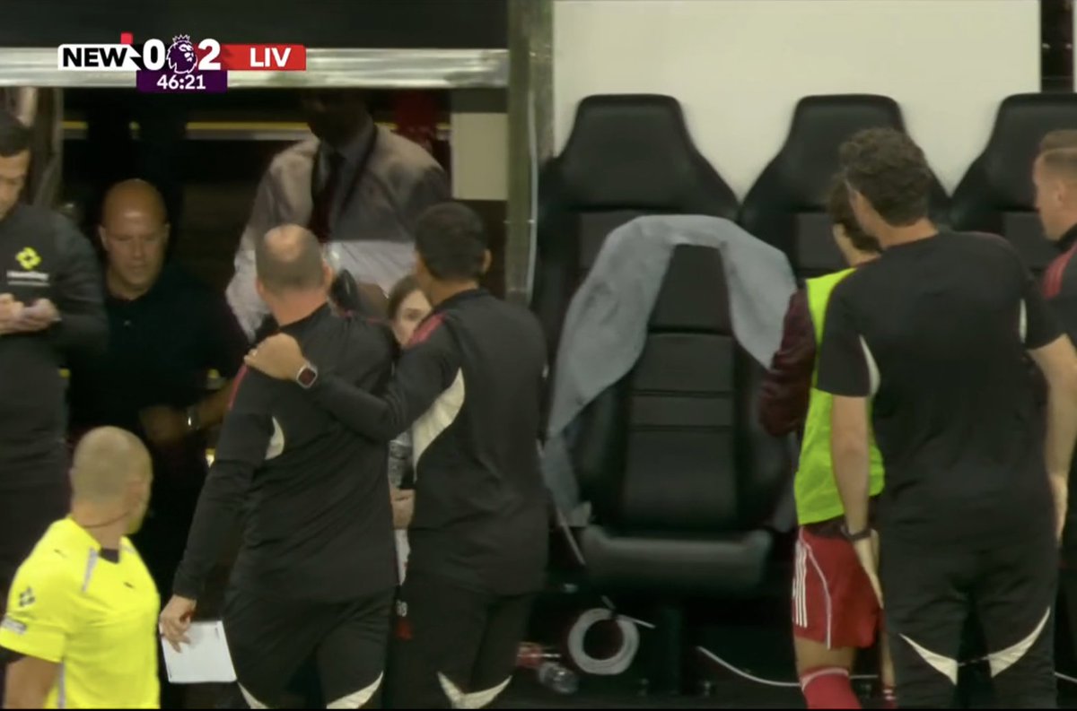 📸 - ARNE SLOT WAS STILL IN THE TUNNEL WHILE EKITIKE SCORED!