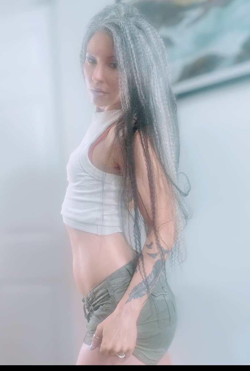 Hi friends 👋😊 
#cute #Stylish #fit #silverhair #DannieD