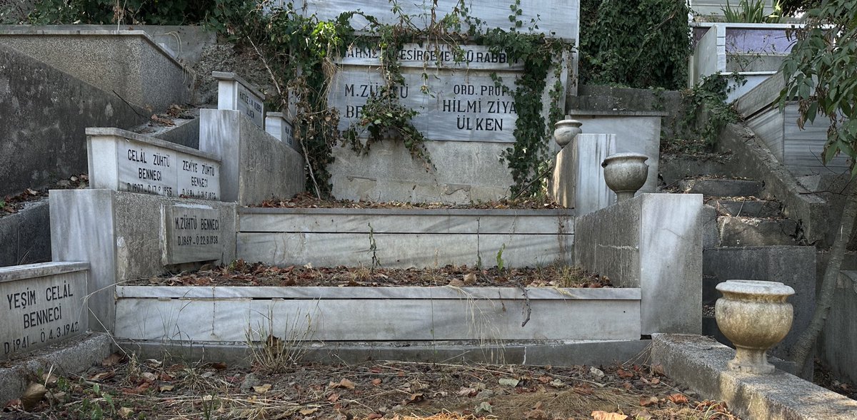 Hilmi Ziya Ülken hakkında hazırladığımız kitabın dosyasını yayınevine teslim ettim.

Arkasında 70’in üzerinde kitap ve 1000’in üzerinde makale ve gazete yazısı bırakan Ülken Aşiyan Mezarlığı’nda medfun…