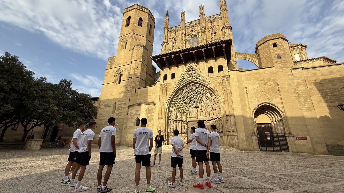 🏙️Conocer Huesca ...para jugar por Huesca.

Los jugadores han tenido visita guiada y ya identifican nuestros símbolos y nuestros colores💚

#HuescaTurismo #LobeHuescaLaMagia #clubBaloncestoPeñas