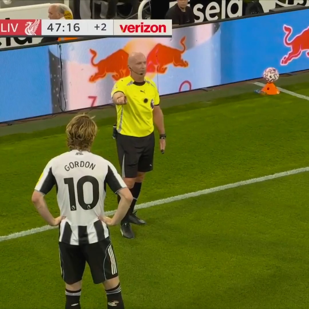 RED CARD for Anthony Gordon. Newcastle are down to ten men after his challenge on Virgil Van Dijk was deemed serious foul play. 🟥
