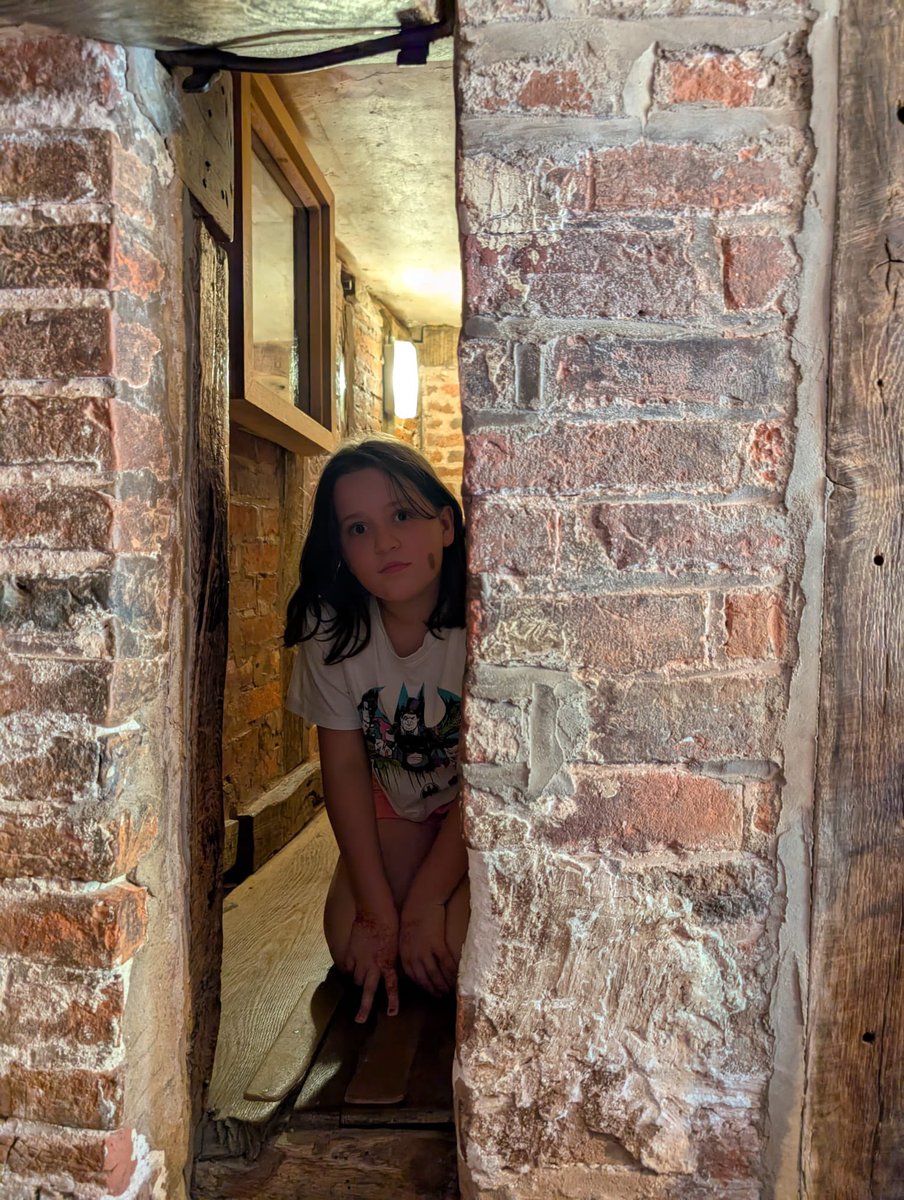 carmelg01's tweet photo. A visit to @HallHarvington today  the sunshine. A beautiful day at an amazing place.
N got to spend a short moment in the priest hole and was overwhelmed how much  went through during the Elizabethan times #history #harvingtonhall #proudtobecatholic @AbbeyPrimary https://t.co/qRg48nvzLn