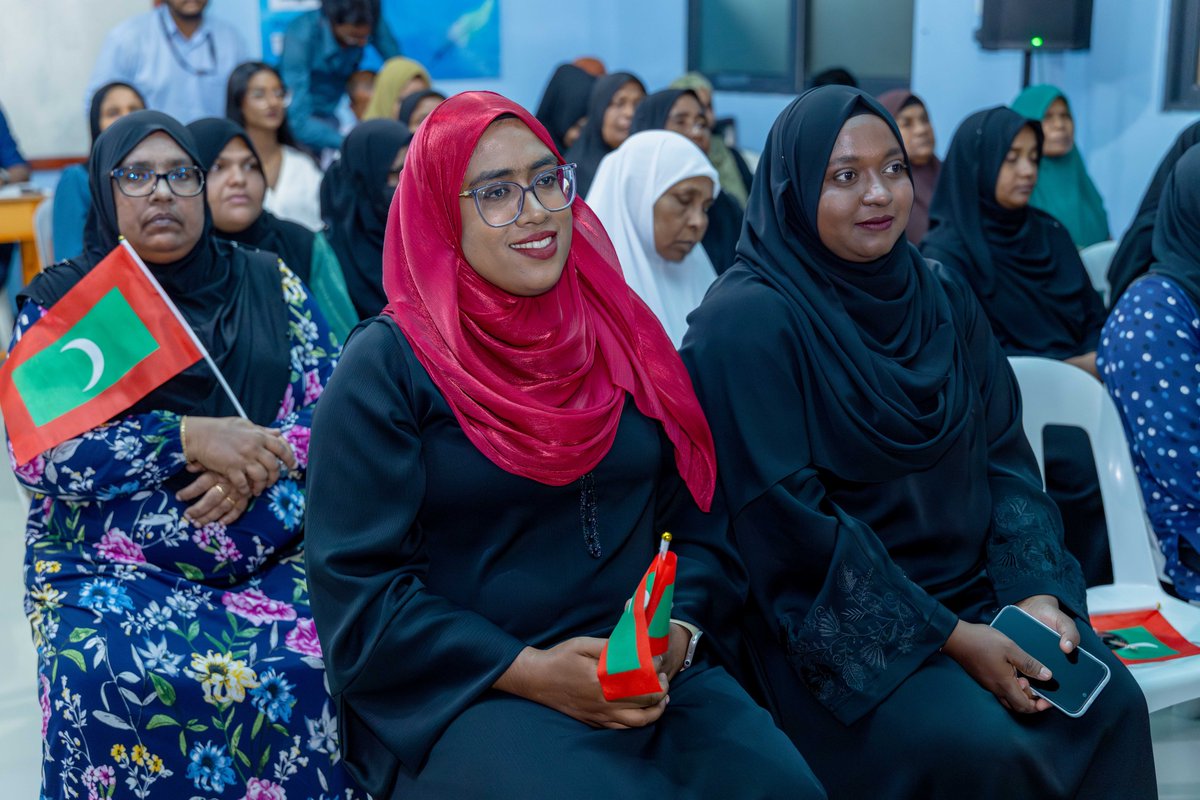 MIHUDmv's tweet photo. ހދ. ނޮޅިވަރަންފަރު ބަނދަރު ތަރައްޤީ ކުރުމުގެ އެއްބަސްވުމުގައި އެމް.ޓީ.ސީ.ސީ އާއެކު ސޮއިކޮށްފިއެވެ.  

މި އެއްބަސްވުމުގައި މިނިސްޓްރީ އޮފް ކޮންސްޓްރަކްޝަން، ހައުސިންގ އެންޑް އިންފްރާސްޓްރަކްޗަރގެ ފަރާތުން ސޮއިކުރެއްވީ މިނިސްޓަރ ޑރ. ޢަބްދުﷲ މު��ްޠަލިބްއެވެ. އަދި މޯލްޑިވްސް ޓްރާންސްޕޯރޓް އެންޑް ކޮންޓްރެކްޓިންގ ކޮމްޕެނީގެ ފަރާތުން ސޮއިކުރެއްވީ މެނޭޖިންގ ޑިރެކްޓަރ ޑީސީޕީ (ރިޓަޔާރޑް) އަހްމަދު ސައުދީ އެވެ.

#RayyithunGaathah
#HaaDhaaluVisit
@MTCCPlc