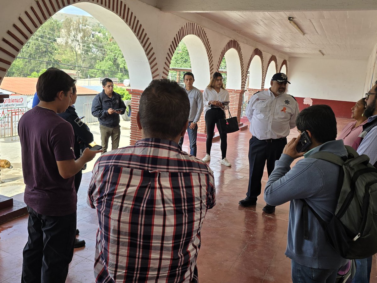 Previo a las actividades en el Ejido #GuadalupeVictoria, realizamos recorrido como parte del programa #OaxacaSegura, en Coord. con la Agenta Sandra Santibañez, <a href="/FISCALIA_GobOax/">Fiscalía General</a>, <a href="/PolVial_GobOax/">Policía Vial Estatal</a>, <a href="/Policia_GobOax/">Policía Estatal</a>, <a href="/MunicipioOaxaca/">Municipio de Oaxaca de Juárez</a>, <a href="/SecBienestarOax/">Secretaría de Bienestar de Oaxaca de Juárez</a> <a href="/SEBIENTI_GobOax/">BIENESTAR</a> y <a href="/SprsGobOax/">SPRS</a>