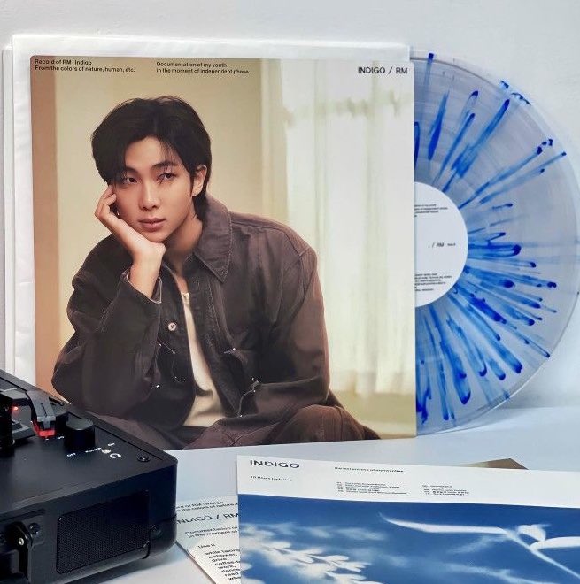 swiftjoondaily's tweet image. Pretty people and their pretty vinyls 💙❤️🔥