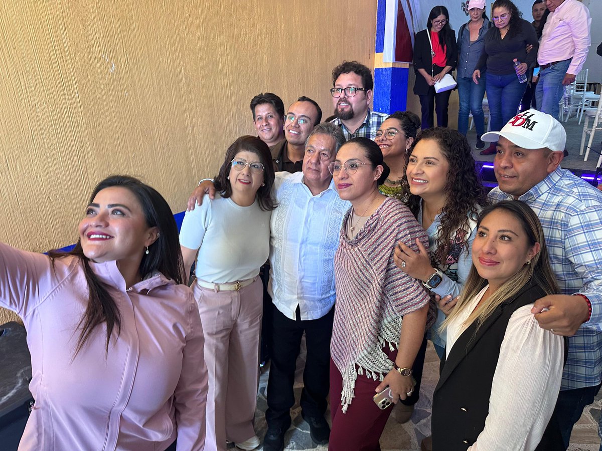 MarielaGtzEsc's tweet photo. ¡Buenas tardes, amigas y amigos mexiquenses! Continuamos con la gira por el Estado de México, junto a nuestro amigo, el Dr. @higinio_mtz. 

El día de hoy desde Tenancingo, celebramos su gran trayectoria en este camino de transformación.

#SenadoraDelPuebloMexiquense https://t.co/MzAyDdnzLF
