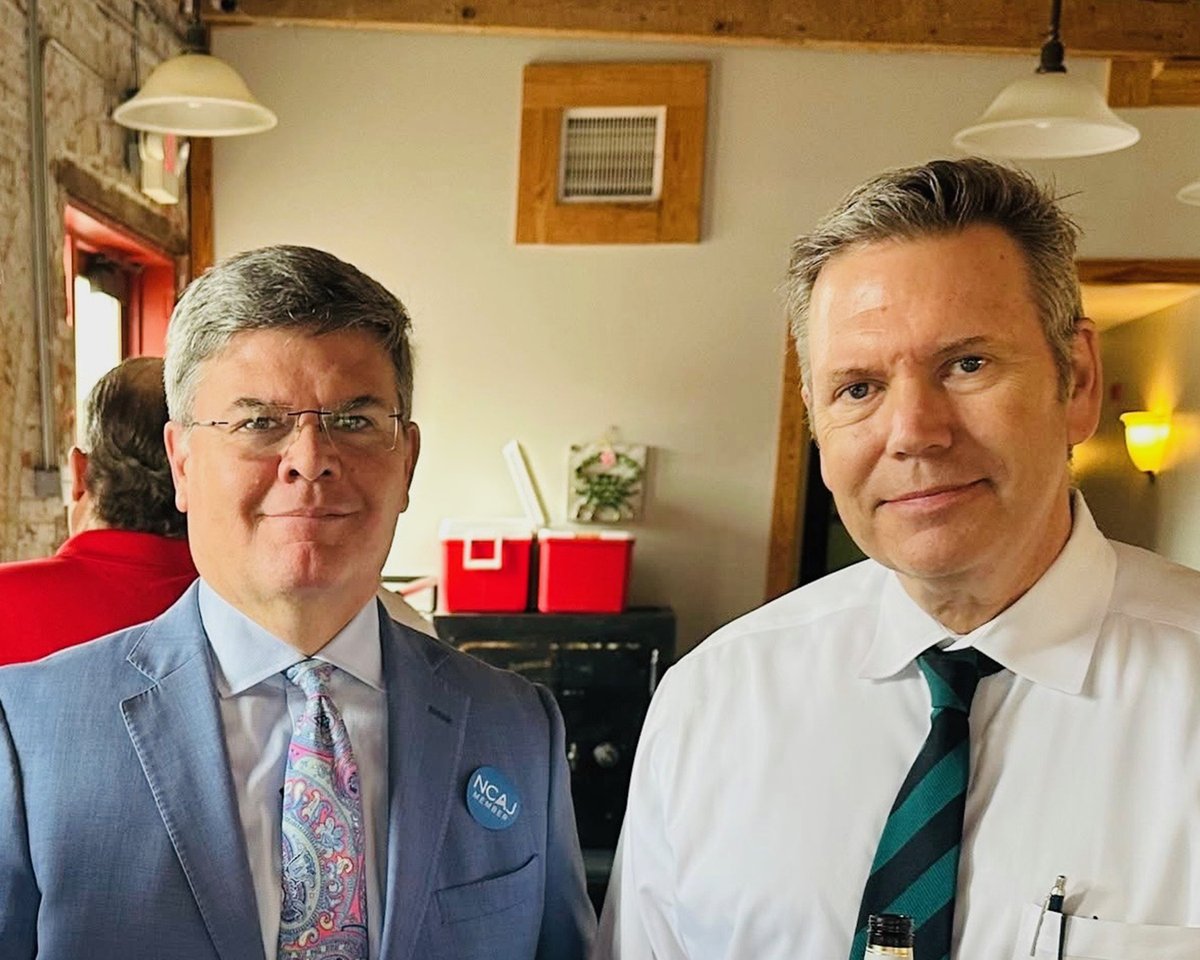 LM on the Road! 🚌 Will Graebe presented Mastering Conflicts of Interest CLE at the NCAJ Sidebar Social + CLE with the Pitt County Bar, hosted at 5th Street Hardware Restaurant &amp; Taproom in Greenville.

#LMontheRoad #LawyersMutualCLE