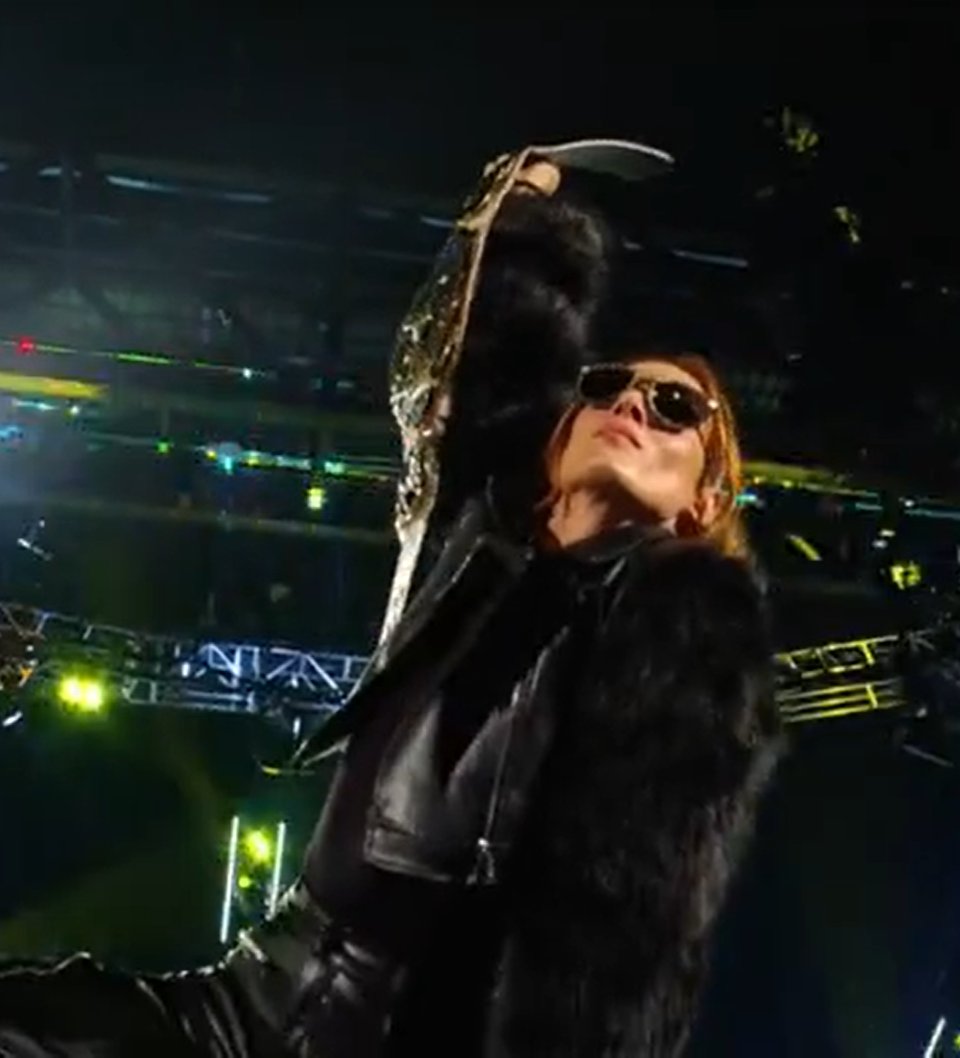 BECKY!!!!!

THE CHAMP IS HERE!!!! <a href="/BeckyLynchWWE/">Rebecca Quin</a> 
#WWERaw #BeckyLynch 🌟🐐