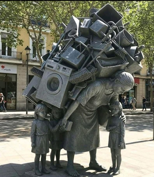alainmeilleur1's tweet photo. Magnifique sculpture sur la charge mentale des femmes - Barcelone https://t.co/A6jupMFJb2