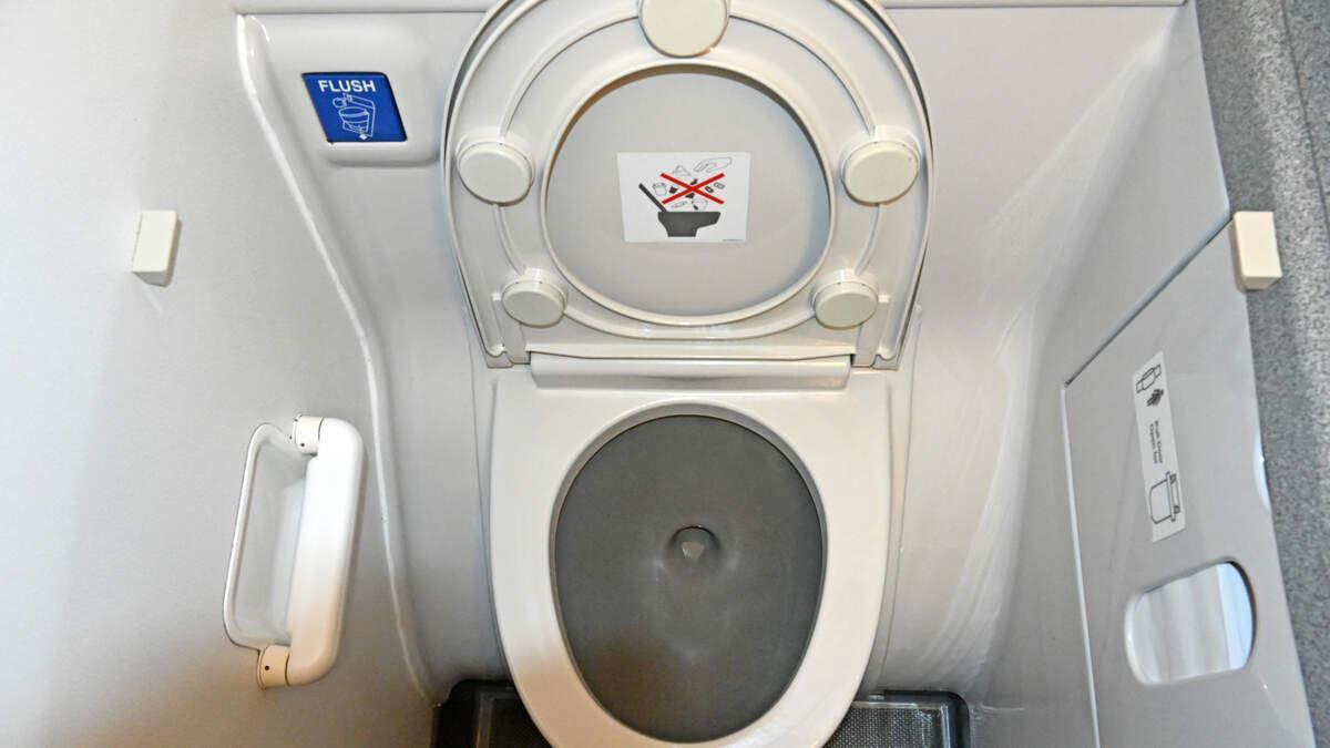 Flight Canceled Minutes Before Takeoff After Passenger's Action In Bathroom | 97.5 KMOD kmod.iheart.com/content/2025-0…