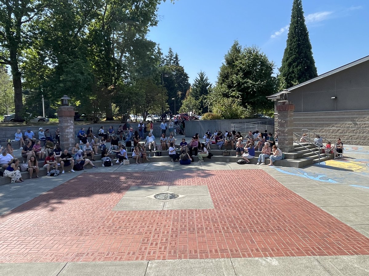 🍔🍪MISD staff enjoyed a barbecue lunch at Instructional Tech Day today served by MISD Administrators