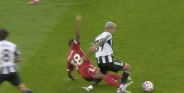 Ryan Gravenberch is such a lucky lad, lunges in on Bruno Guimaraes, scores the opener minutes later 😀