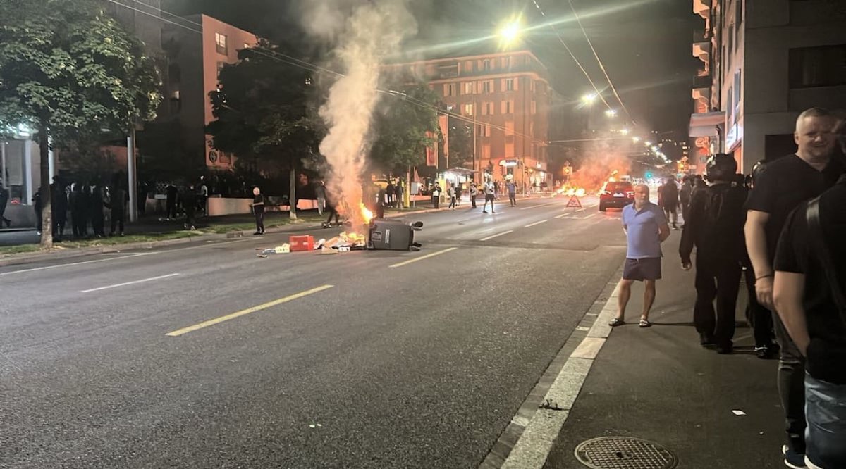 🚨🇨🇭🧨 ALERTE INFO - Des nouvelles tensions sont en cours à l’avenue de Prélaz, à Lausanne (VD). Des mortiers ont été tirés et des containers sont en feu. La police est arrivée sur les lieux. (Blick)