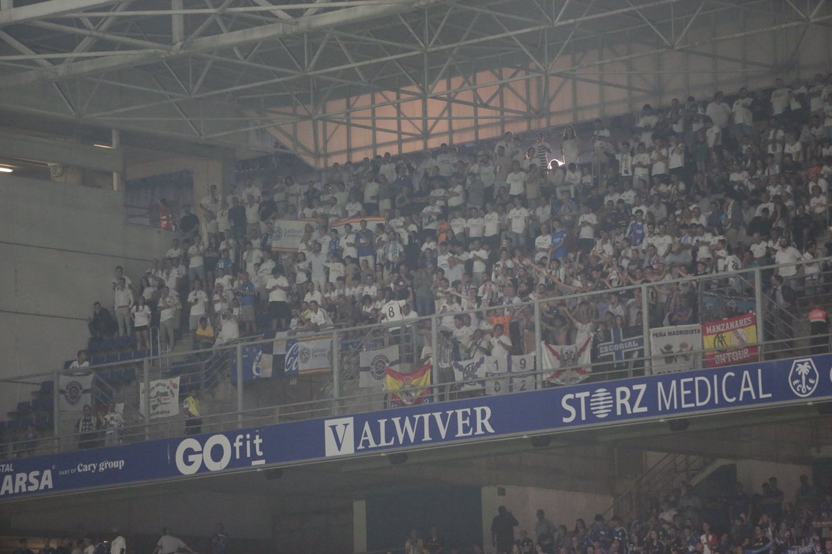 Observen esta foto de ayer en Oviedo.
La directiva negó entradas a socios solicitantes, con la excusa de qué ya se había  completado el aforo.
Ya, ni qué decir, la negativa  a que asistan acompañantes......
El peor enemigo, está en el palco.