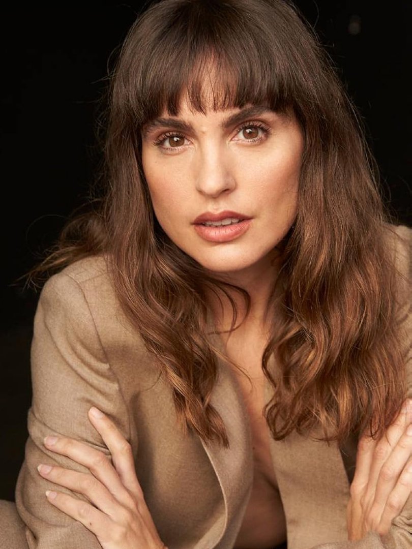 Verónica Echegui ha muerto sin estridencias, sin exhibicionismo, manteniendo a salvo su intimidad y su pudor. Hoy q todo es ruido, q el más cotidiano d los actos humanos se convierte en pornografía y se vende x 40 likes de plata, ella ha sabido irse con dignidad. Cae telón...