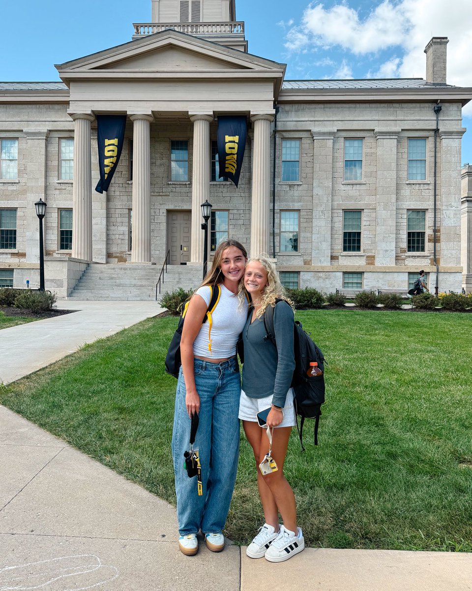 HawkeyeSoccer's tweet photo. All Smiles for the First Day of Class 😊

#Hawkeyes https://t.co/rtnu2pbxBg
