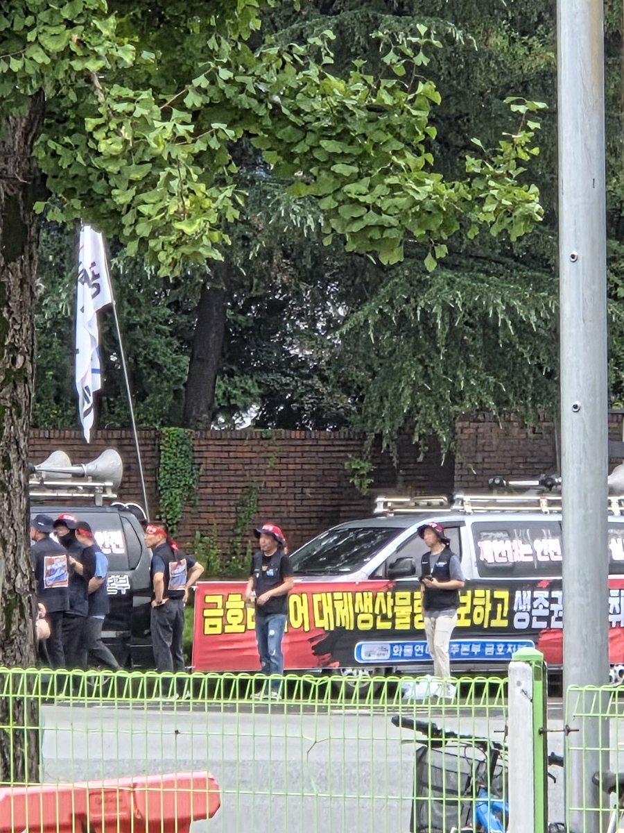 또 금호타이어쪽에서 소리 나길래 가봤거든... 이번엔 화물연대다...
<타이어 대체 생산물량 확보하고 생존권을 쟁취하자>