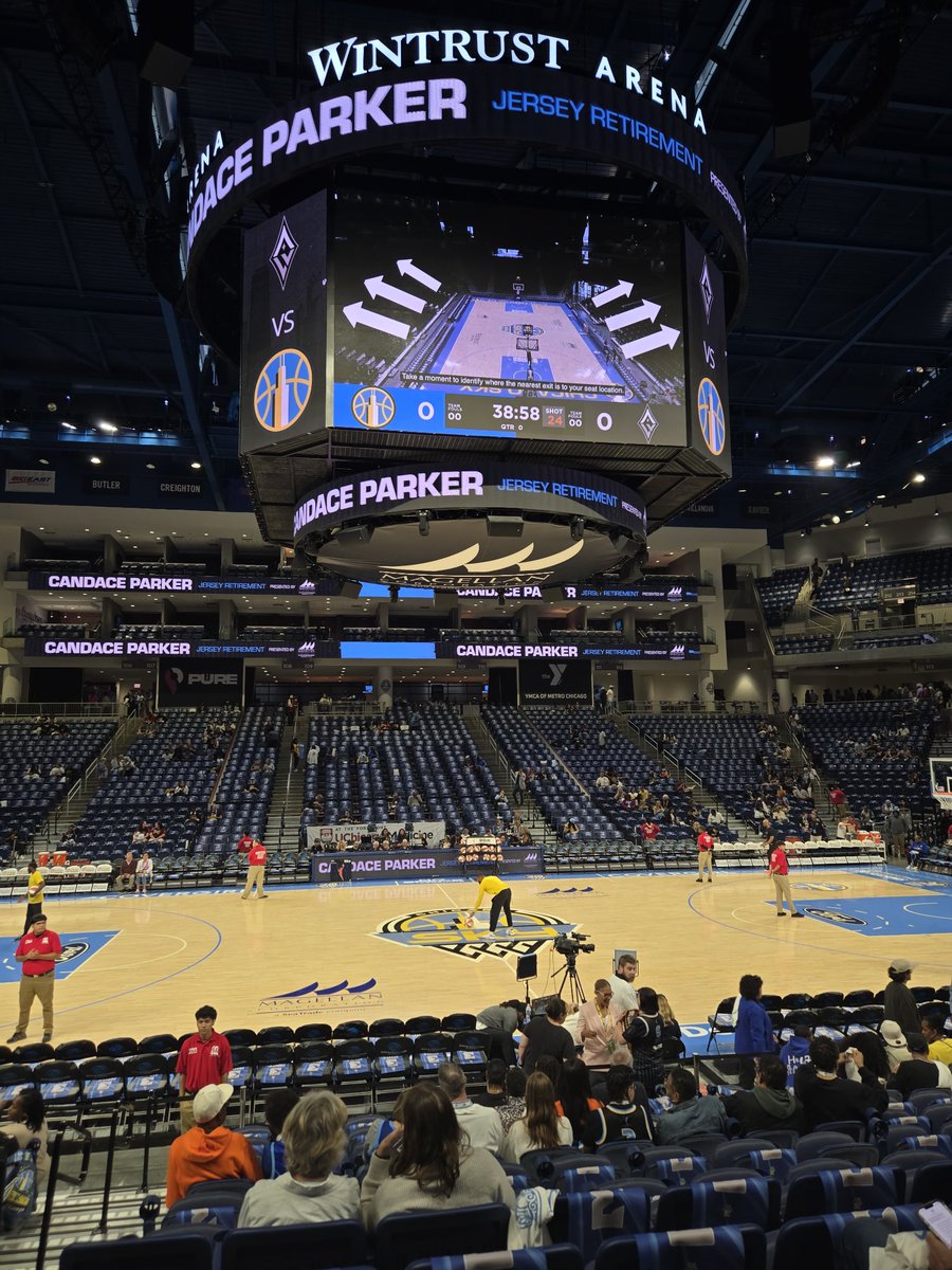 GUESS WHO FINALLY MADE IT BACK TO WINTRUST ARENA 🙂‍↕️