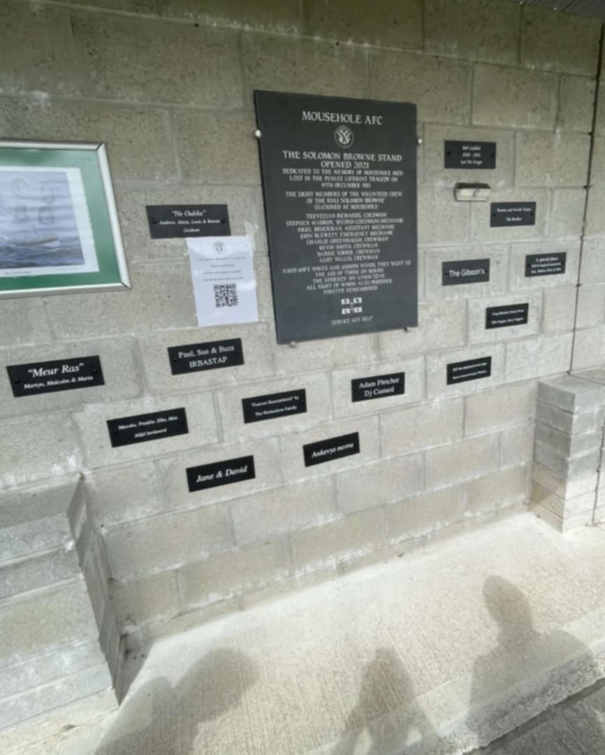 danstirfry180's tweet photo. Good to be back at Trungle Parc. The beautiful memorial of the Solomon Browne heroes shows how connected the club are to their community, and what they're playing for every week. Huge respect 

Also, good to meet #cornishfootball legend, @Goal_Mass. 
Keep it Kernow🖤🤍 https://t.co/mrUywLosdL