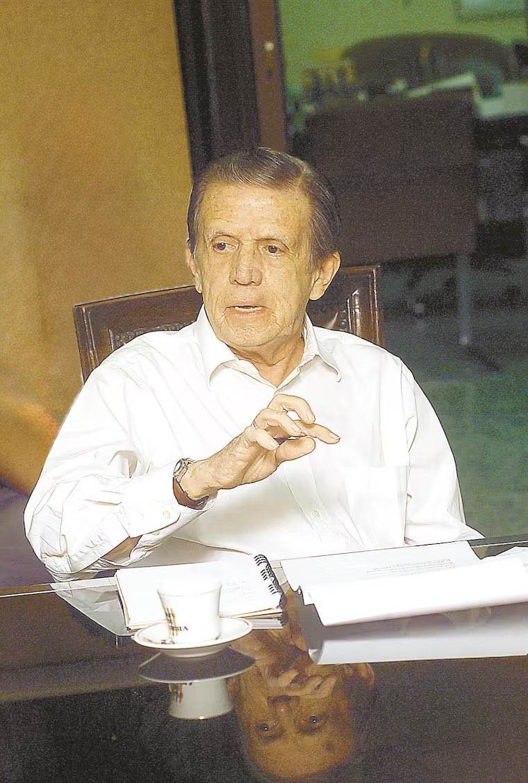 Despido con pesar y gratitud al maestro Juan B. Fernández Renowitzky. A los 17 años me dio una lección que marcó mi vida profesional para siempre: "Escribe para que todos entiendan, no solo unos pocos". Gracias por enseñarme que el periodismo es verdad, claridad y alma 🙏🏻.