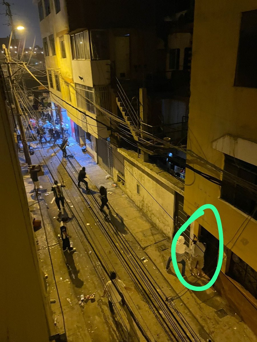 Gentita a todos los que tienen videos de los cremas baleados anoche en la barriada al lado de estadio ayudemos a reconocer a estos 2 que dispararon y mandaron a UCI a 4 cremas.
Revisen videos y busquemos sus caras identifiquemos a estos CAGONES MATACREMAS