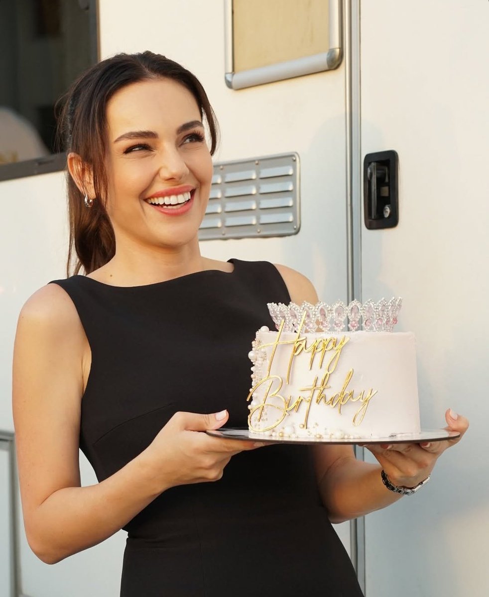 The important question now is : Have you ever seen a smile more beautiful than this in your life before?😍 <a href="/tanrisevsin/">Yağmur Tanrısevsin</a>

#YağmurTanrısevsin