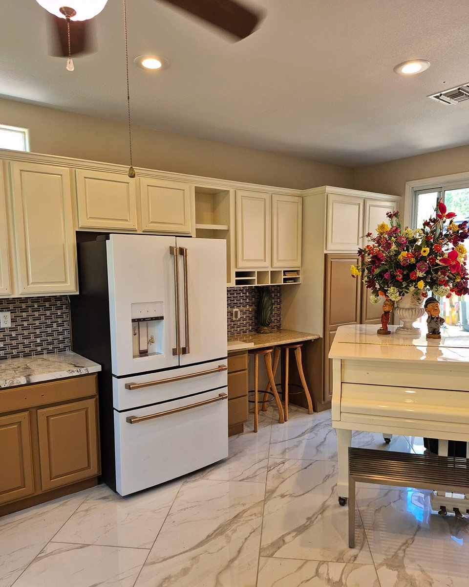 AZPaintingCo's tweet photo. Sherwin-Williams Paints:
🎨 Top Cabinets: Aged White SW 9180
🎨 Bottom Cabinets: El Caramelo SW 9106 https://t.co/AfsZO4OOoJ
