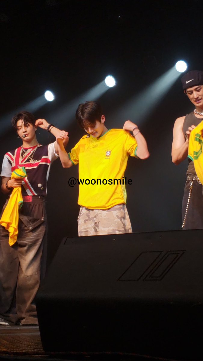 woonosmile's tweet photo. meus vídeos do younite no RJ -a thread https://t.co/o8y5PoBe8j