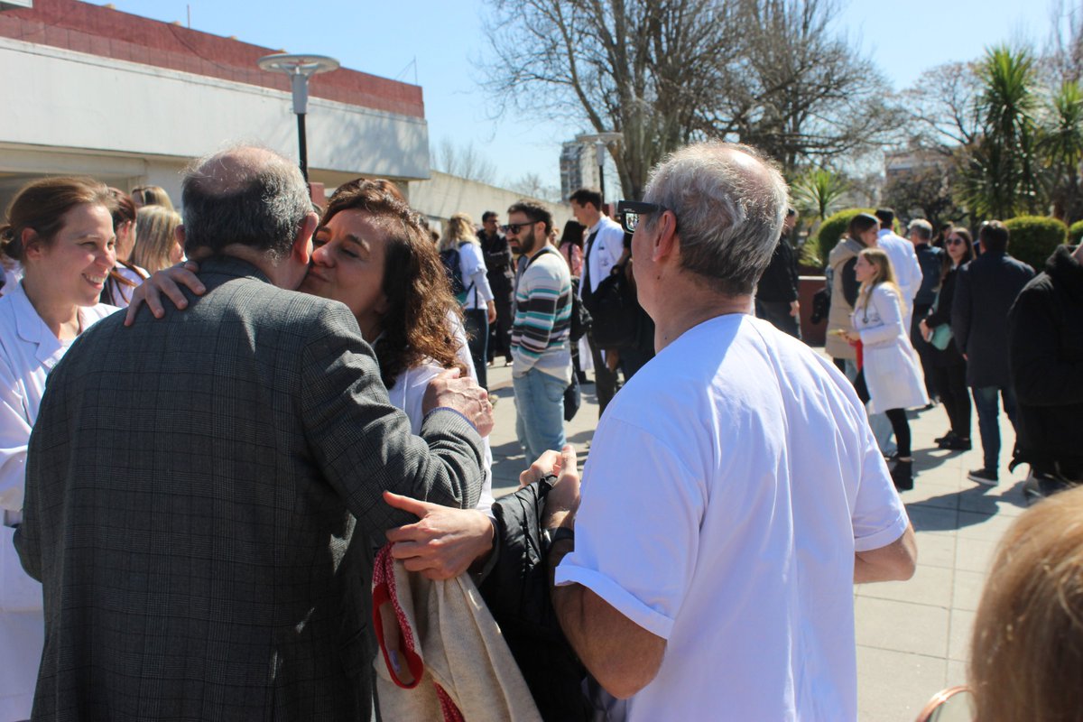 Hace treinta y ocho años el presidente Raúl Alfonsín daba por inauguradas las instalaciones del Hospital Garrahan. Las obras se habían iniciado en la gestión anterior del Peronismo y fueron paralizadas por la dictadura militar. La salud pública siempre creció y se expandió en