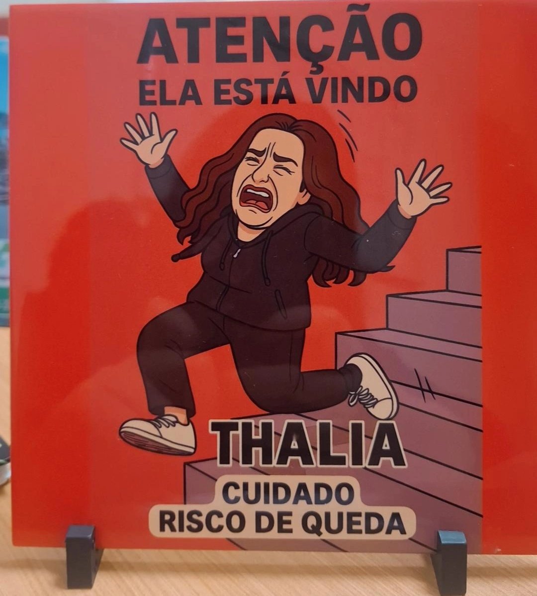 thaliabtt_'s tweet photo. Mano, as coisas que eu ganho de presente kkkkk https://t.co/06h0tJphYY