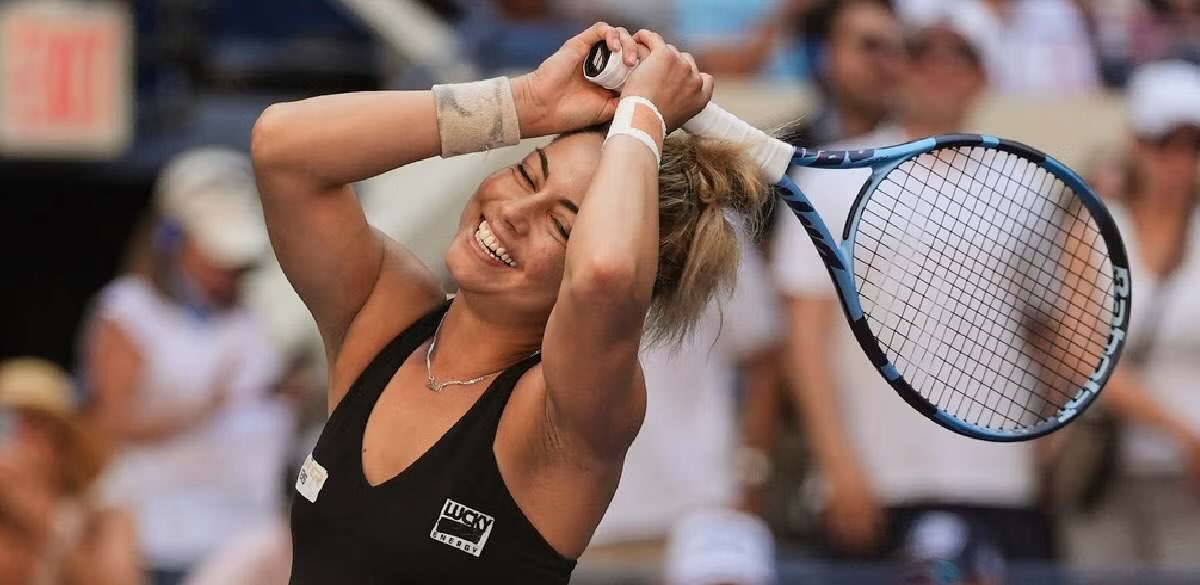GabrielVargasTV's tweet photo. El Tenis nacional da un salto cuántico en su historia!!!! con #RenataZarazua la mexicana elimina a la sembrada 6 del mundo y actual campeona del Australian Open y avanza la ronda 2 del #USOpen2025 que orgullo VIVA MÉXICO 🇲🇽 https://t.co/TzBw2vhIdk