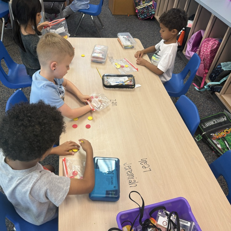 JeterElem's tweet image. Ms. Lopez’s class was busy counting and representing numbers within 10 in math today! 🧮🔢 #wildaboutlearning #allinalvinisd