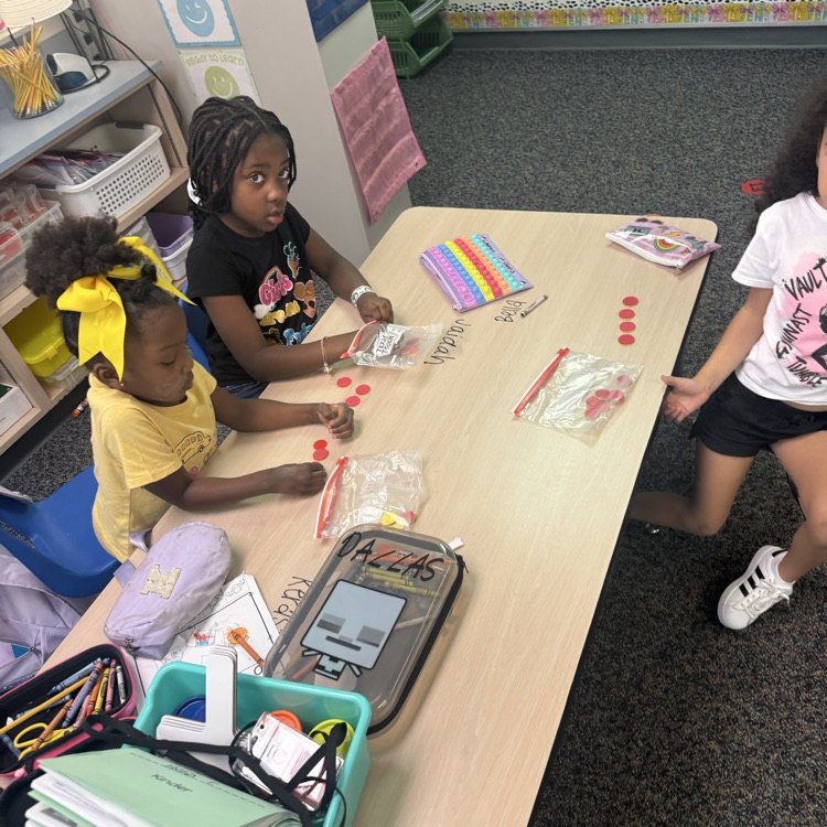 JeterElem's tweet image. Ms. Lopez’s class was busy counting and representing numbers within 10 in math today! 🧮🔢 #wildaboutlearning #allinalvinisd