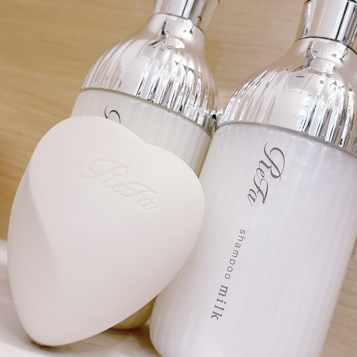 実は友達の結婚式の景品で当たって愛用中💆‍♀️✨
リファのスカルプブラシは頭皮のコリほぐし＆血行促進でスッキリ軽くなる💕
このブラシでシャンプーすると泡立ちUP＆地肌からキレイになる感覚…！
前に紹介したリファのシャンプーと合わせると、おうちでヘッドスパ気分🥹