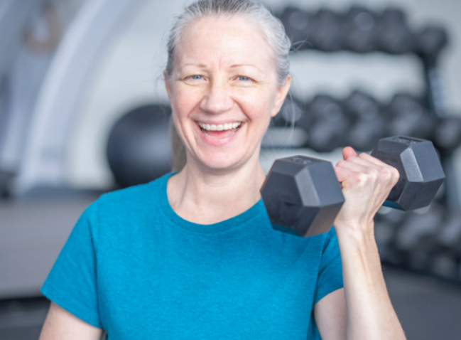KristenJakobitz's tweet photo. Strength training isn't just for building muscle. After 40, lifting weights helps boost testosterone and growth hormone, essential for bone density and a strong metabolism as estrogen declines. 💪
#StrengthTraining #HormoneHealth #MenopauseFitness https://t.co/AYErYl537m