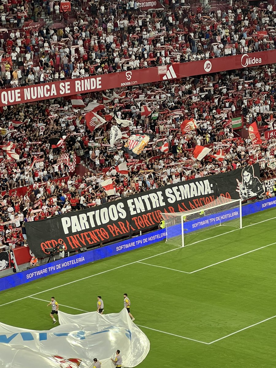 🇪🇸 "Partidos entre semana, otro invento para TORTURAR al aficionado* 

Mensaje de la gente de Sevilla, hoy en el partido vs Getafe.