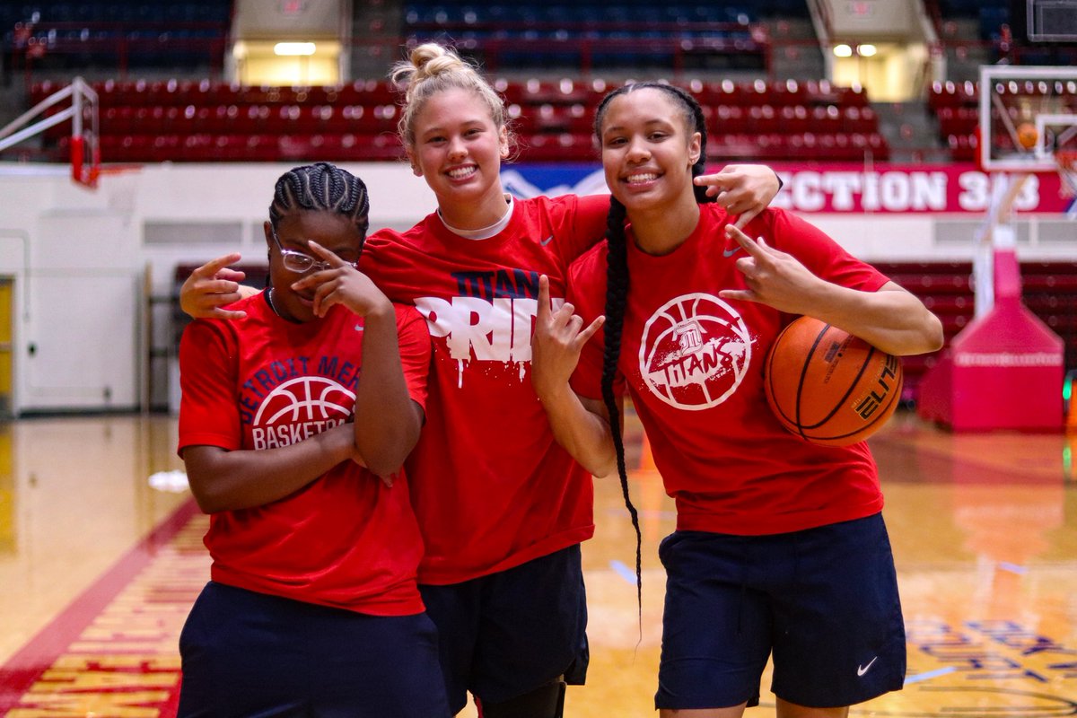 Detroit_WBB's tweet image. First Day of School = First Day Back on Court. Smiles All Around📚🏀
