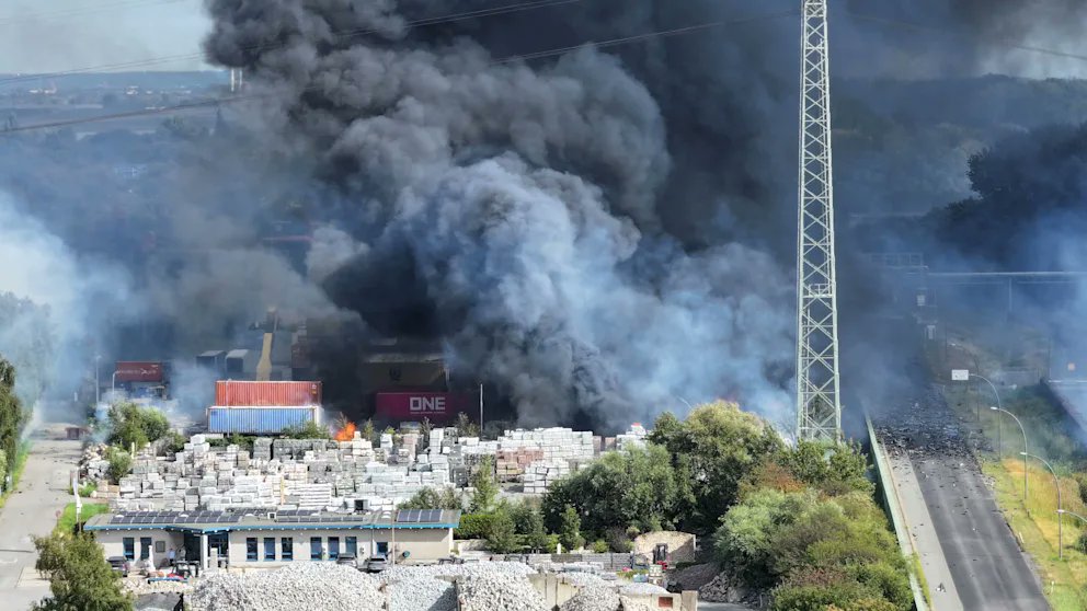 Large fire and explosions at Germany's Hamburg harbour.

Allegedly a fire broke out at a factory containing laughing gas cannisters.

#Hamburg