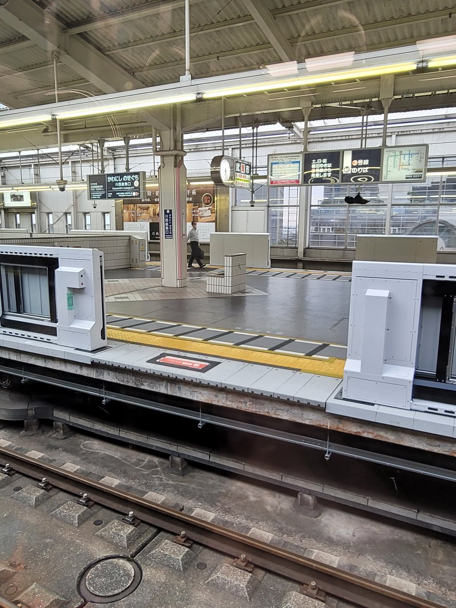 川西能勢口駅今朝には宝塚方面にもホームドア付いたなあ