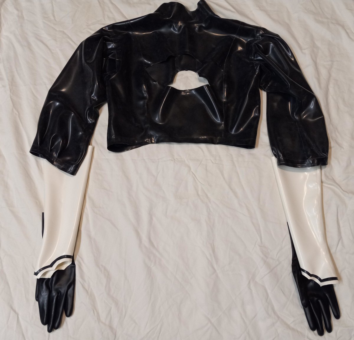 This custom 2B style shrug and gloves just shipped out!  What sort of custom latex are you looking for?

NimuesLatex.com

#latexfashion #cosplay #2bneirautomata