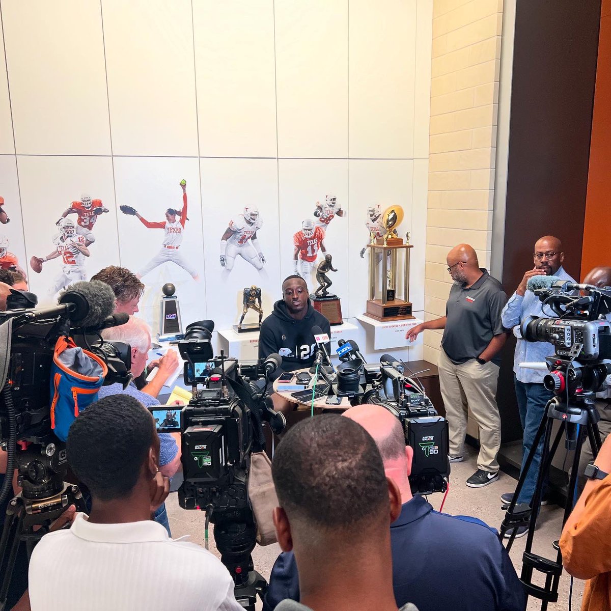 Game week. 🤘🏽🏈

Coach Sark set the tone at today’s first presser. Sat down with a group of guys and these guys are locked in.

Opening the season on the road at Ohio State. Columbus. Former national champs. Brightest lights.

It’s here. Let’s go. #HookEm #GameWeek #TexasFight