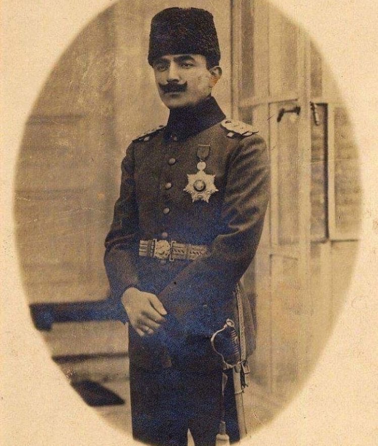 Hoş gelişler ola kahraman Enver Paşa
Askerin, milletin, bayrağınla çok yaşa!