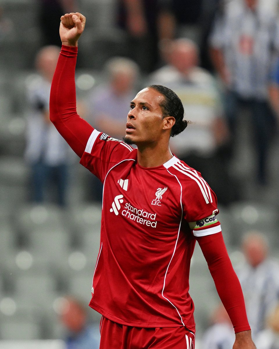 Ahora, señoras y señores, permitanme ponerme de pie y aplaudir a Virgil van Dijk. Qué absoluta bestia y qué absoluto líder. Sinceramente, podría ser fácilmente el jugador más importante de la plantilla del Liverpool; ha demostrado que todavía sigue siendo el mejor o uno de los